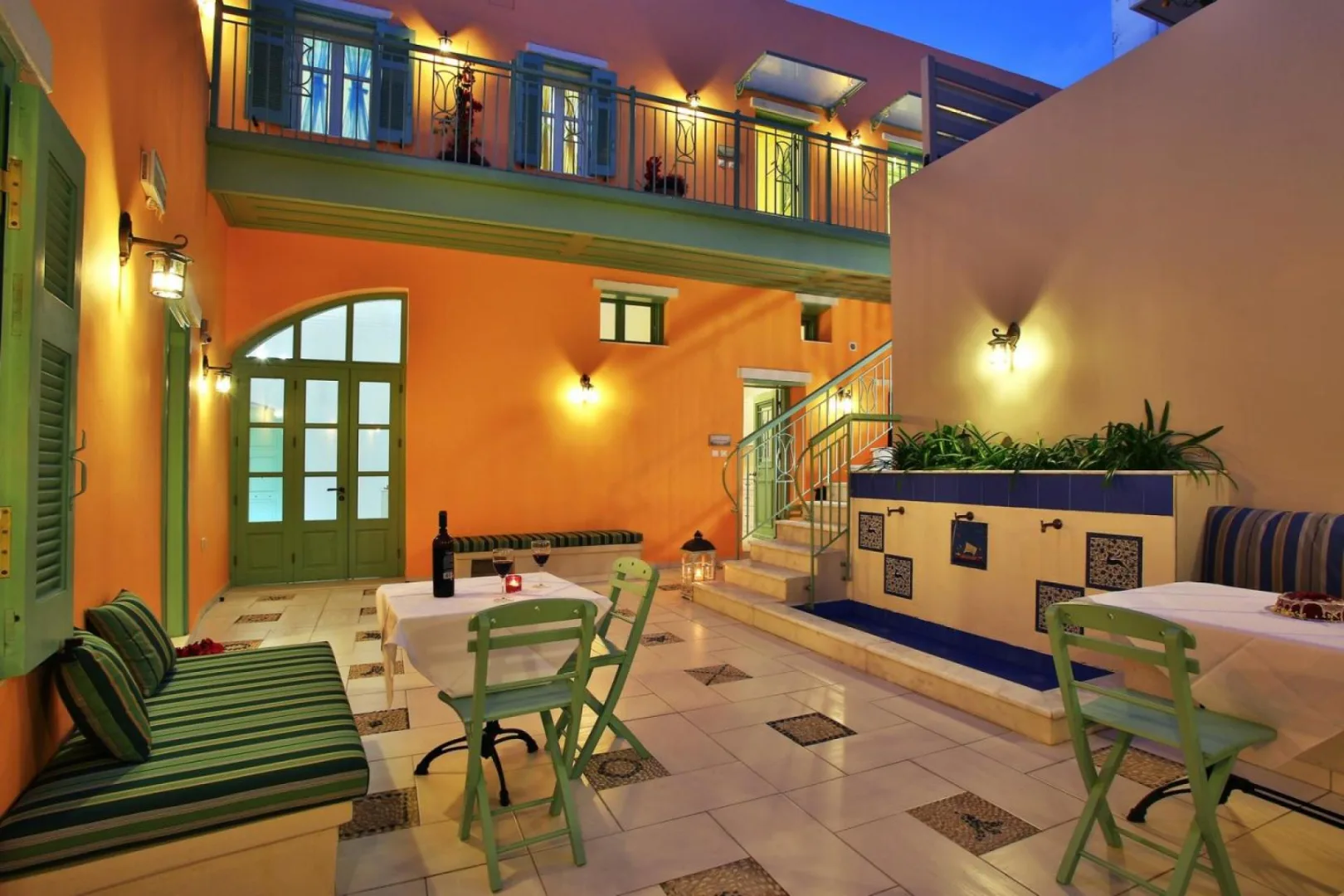 Efchi Suites 1904